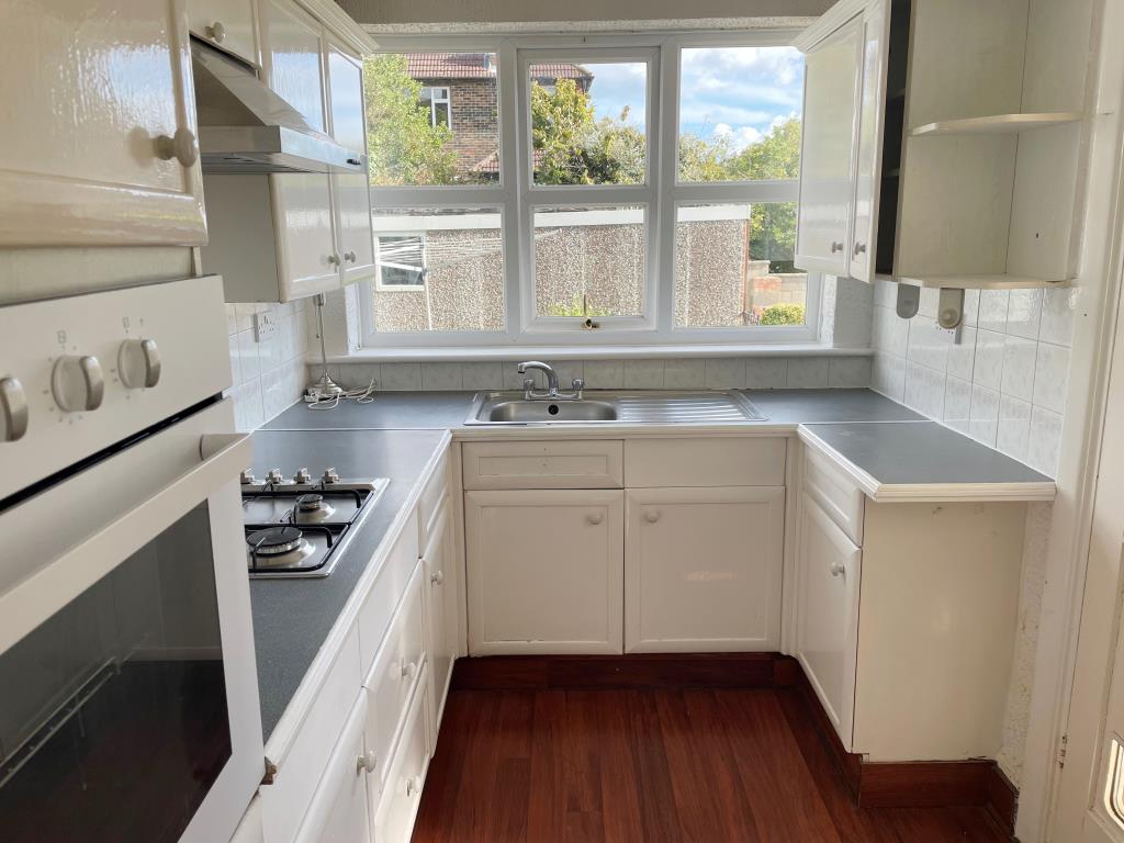 Lot: 73 - HOUSE WITH GARAGE AND GARDENS IN NEED OF UPDATING -